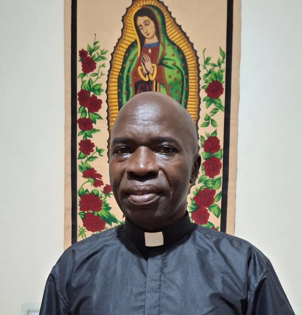 Porträt von Father Ernest, dem Partner der Ugandahilfe Verl in Uganda.