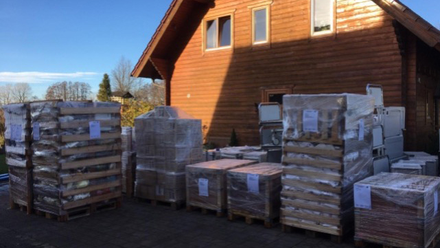 Verpackte und beschriftete Paletten mit Hilfsgütern stehen in Verl zur Abholung bereit.